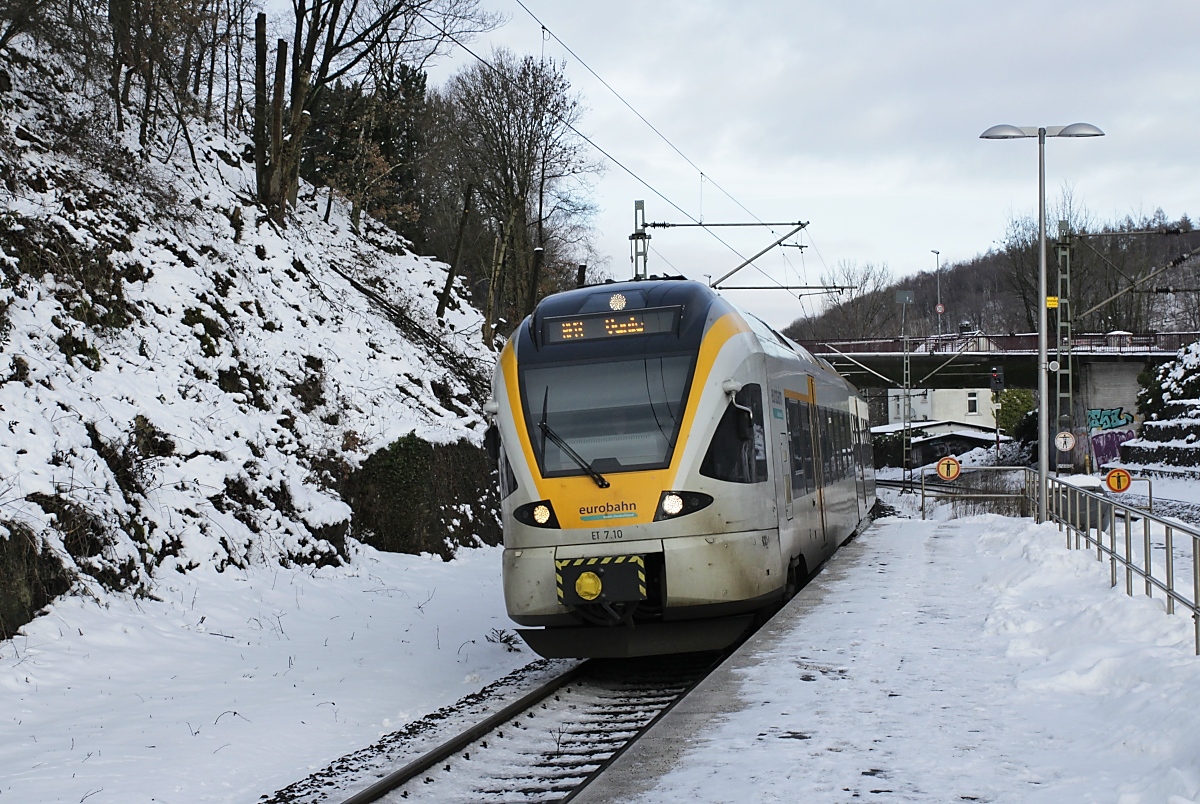 Mit den Eurobahn-Stadler FLIRT und dem RE 13 (Hamm (Westfalen) - Venlo/Niederlande) unterwegs: ET 7.10 fährt am 01.02.2019 im Bahnhof Ennepetal-Gevelsberg ein