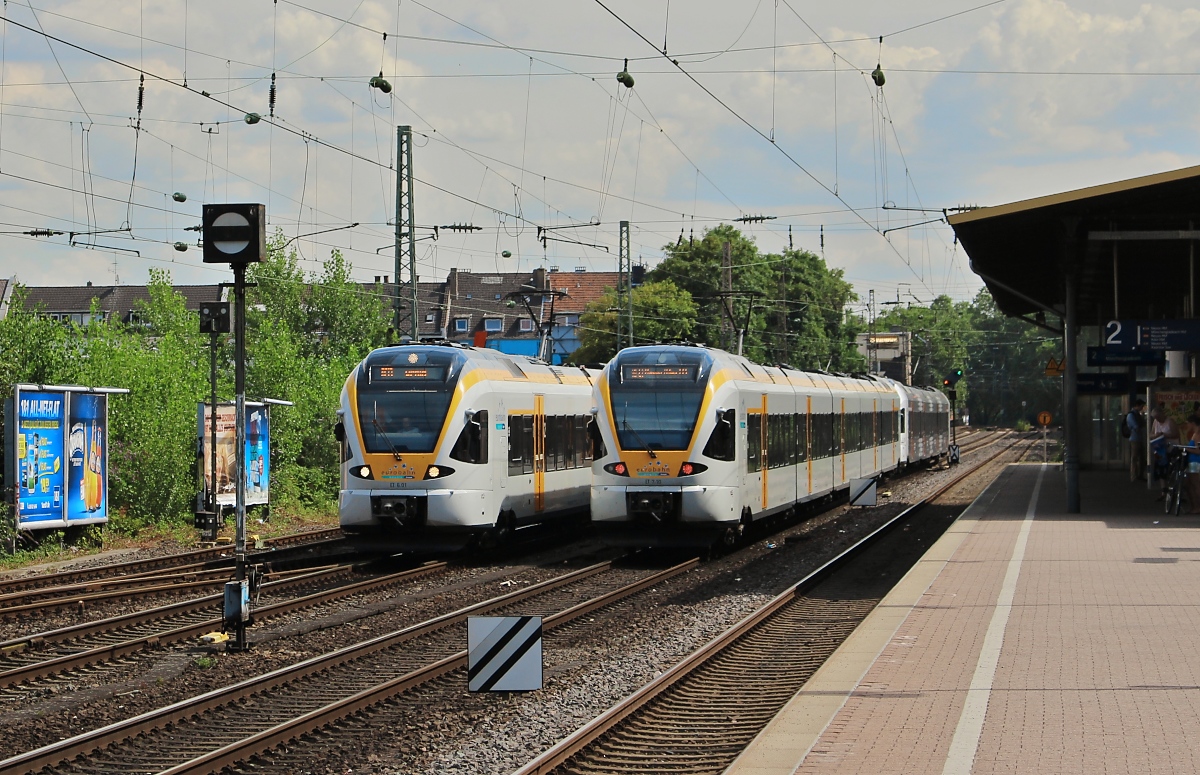 Mit den Eurobahn-Stadler FLIRT und dem RE 13 (Hamm (Westfalen) - Venlo/Niederlande) unterwegs: Am 04.08.2013 begegnen sich zwei Züge des RE 13 am S-Bahnhof Düsseldorf-Bilk, links ET 6.01 nach Venlo/NL, rechts ET 7.10 in Richtung Hamm (Westfalen)