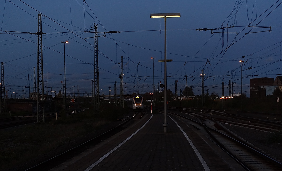 Mit den Eurobahn-Stadler FLIRT und dem RE 13 (Hamm (Westfalen) - Venlo/Niederlande) unterwegs: Ein unbekannter ET 7 trifft am Abend des 12.11.2019 in Neuss Hbf. ein
