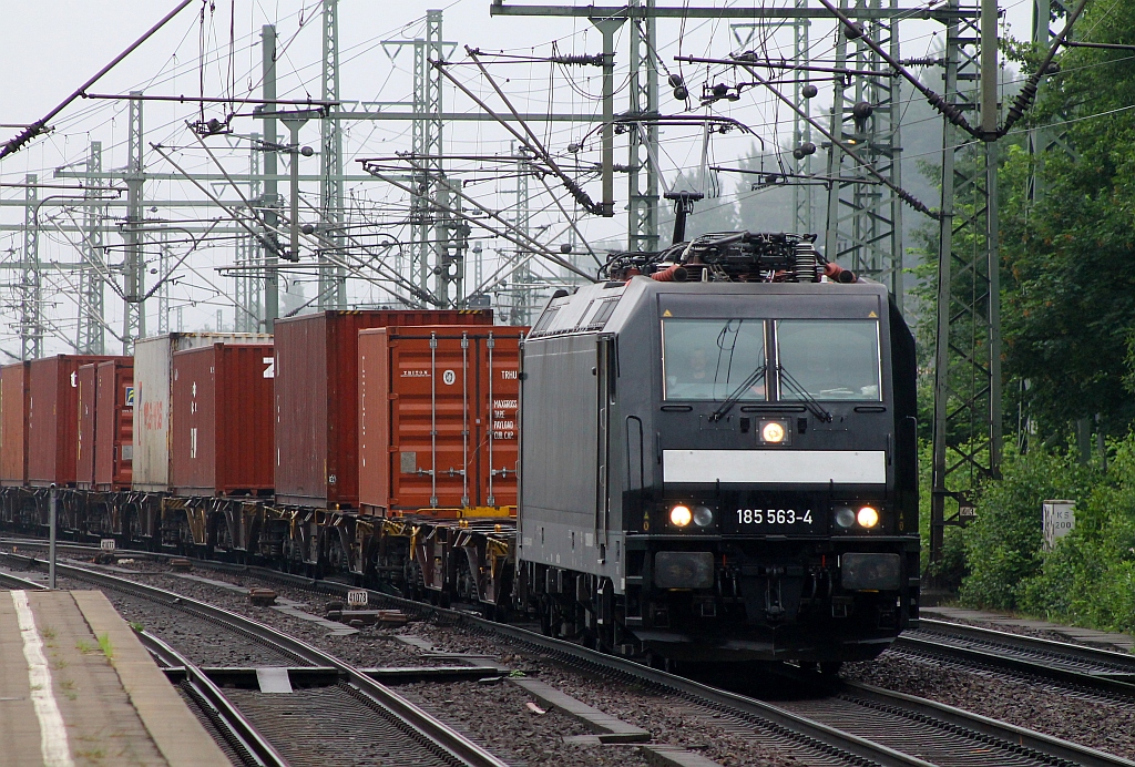 Mit frischer HU(REV/BombardierKassel/12.06.2013)zieht hier die 185 563-4(letzter bekannter Mieter LOCON) einen Containerzug durch HH-Harburg. 29.06.2013