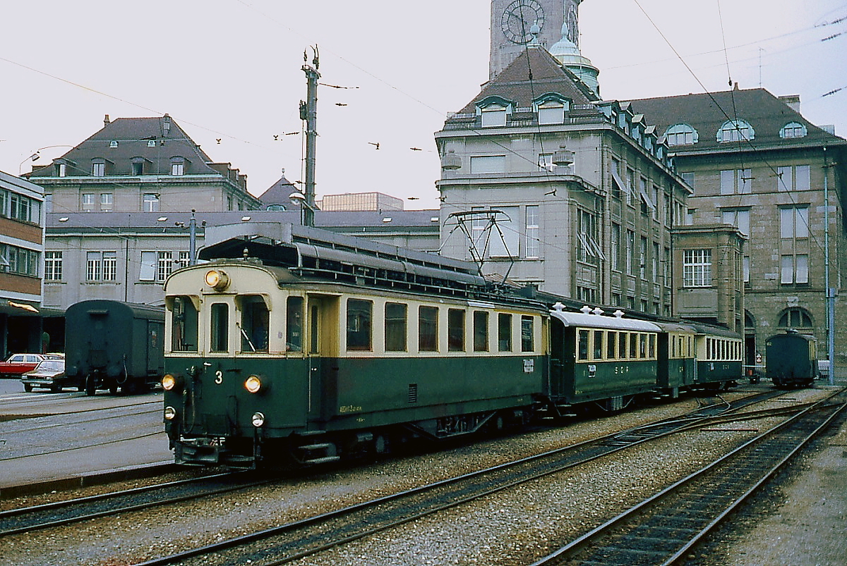 Mit einer für die damalige Zeit typischen SGA-Garnitur steht der ABDeh 4/4 3 der SGA (St. Gallen-Gais-Appenzeller Bahn) im Frühjahr 1979 abfahrbereit in St. Gallen
