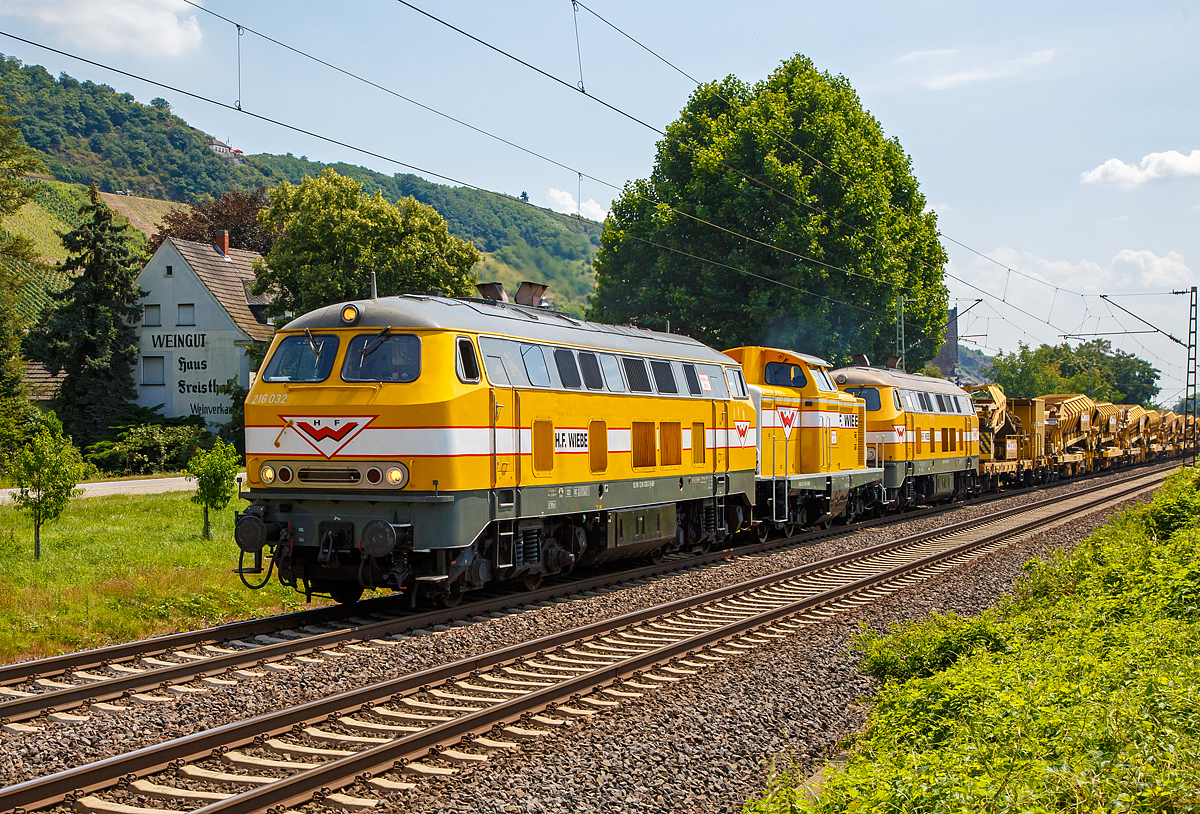 
Mit geballter Dieselpower durchs Rheintal....
Die 216 032-3 (Wiebe Lok 6), 211 015-3 (Wiebe Lok 8) und die 216 012-5 (Wiebe Lok 11) der BLP Wiebe Logistik GmbH ziehen am 14.07.2018 einen langen Gleisbauzug, bestehend aus etlichen Materialförder- und Siloeinheiten sowie der Recycling-Planumsverbesserungsmaschine RPMW 2002-2, durch Leutesdorf,  auf der KBS 465 (Rechte Rheinstrecke) in Richtung Norden.

Lebensläufe der Loks:
Die Wiebe Lok 6 bzw. 216 032-3 (92 80 1216 032-3 D-BLP) eine V 160 wurde 1965 von Krupp in Essen unter der Fabriknummer 4665 gebaut und als V 160 032 an die Deutsche Bundesbahn geliefert, 1968 erfolgte die Umzeichnung in DB 216 032-3 über die Layritz GmbH ging sie 1989 an die Cooperativa Lavori Ferroviaria s.p.a. eine Gleisbaufirma in Italien wo sie als CLF T7189 fuhr, bis sie 1999 von Wiebe gekauft und wieder in die alte Heimat geholt wurde.

Die Die Wiebe Lok 8 bzw. 211 015-3 (92 80 1211 015-3 D-BLP) eine V 100.10 wurde 1961 von MaK in Kiel unter der Fabriknummer 1000033 gebaut und als V 100 10150 an die Deutsche Bundesbahn geliefert, 1968 erfolgte die Umzeichnung in DB 211 015-3, nach der Ausmusterung 1999 wurde sie 2001 an die H.F. Wiebe GmbH & Co. KG verkauft .
 
Die Wiebe Lok 11 bzw. 216 012-5 (92 80 1216 012-5 D-BLP) eine V 160 wurde 1966 von Krupp in Essen unter der Fabriknummer 4831gebaut und als V 160 068 an die Deutsche Bundesbahn geliefert, 1968 erfolgte die Umzeichnung in DB 216 068-7 nach der Ausmusterung 1997 wurde 1999 an die Westfälische Almetalbahn GmbH (WAB  97) verkauft, 2003 wurde die V 160 von der H.F. Wiebe GmbH & Co. KG gekauft, nun erfolgte auch die Umzeichnung in 216 012-5 . Warum sie nun eine neue Nummer bekommen hat ist mir nicht bekannt, die ehemalige V 160 012 (216 012-5) wurde jedoch 1998 zerlegt (verschrottet).
