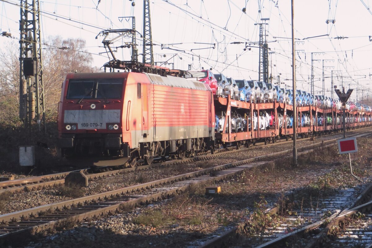 Mit der GEFOC-Autozug durchfahrt am 14 Dezember 2022 DBC 189 079 Emmerich nach Vlissingen in die Niederlnde.