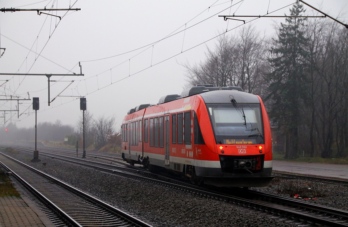 Mit gut +40 min kam 648 462/962 aus Kiel nach Jübek gefahren und um den Umlauf wieder planmäßig fahren zu können wurde die RB in Jübek beendet und der Lint fuhr aufs Nebegleis und wartet dort auf die Abfahrzeit in Jübek Richtung Kiel. 13.12.2013 