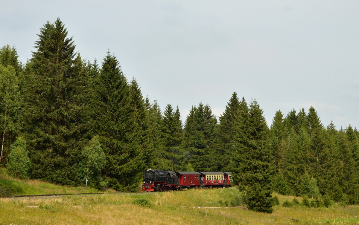 Mit hallender Pfeife und sattem Sound donnert 99 7235-7 mit N 8929 durch den Wald zwischen Elend und Sorge am 12.08.2015