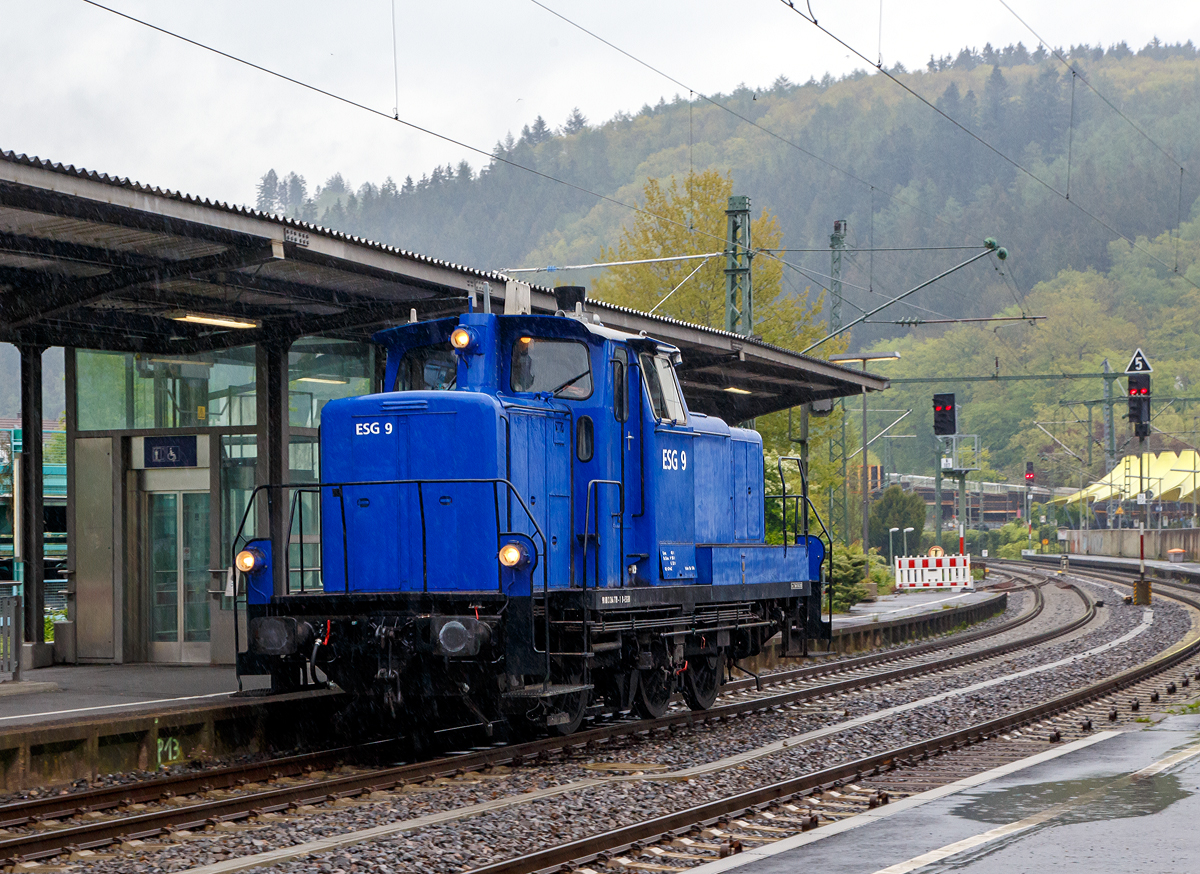 
Mit Höchstgeschwindigkeit (60 km/h bei der V 60) bei leichtem Regen fährt die ESG 9 (98 80 3364 778-1 D-ESGBI) der ESG Eisenbahn Service Gesellschaft mbH (Vaihingen an der Enz), ex DB 364 778-1, ex DB 360 778-5, ex DB 260 778-6, sowie ex DB V 60 778, am 11.05.2019 bei Regen durch den Bahnhof Betzdorf/Sieg in Richtung Köln.

Die V 60 der leichten Bauart wurde 1960 von Henschel & Sohn in Kassel unter der Fabriknummer 30067 und als V 60 778 an die Deutsche Bundesbahn geliefert.
