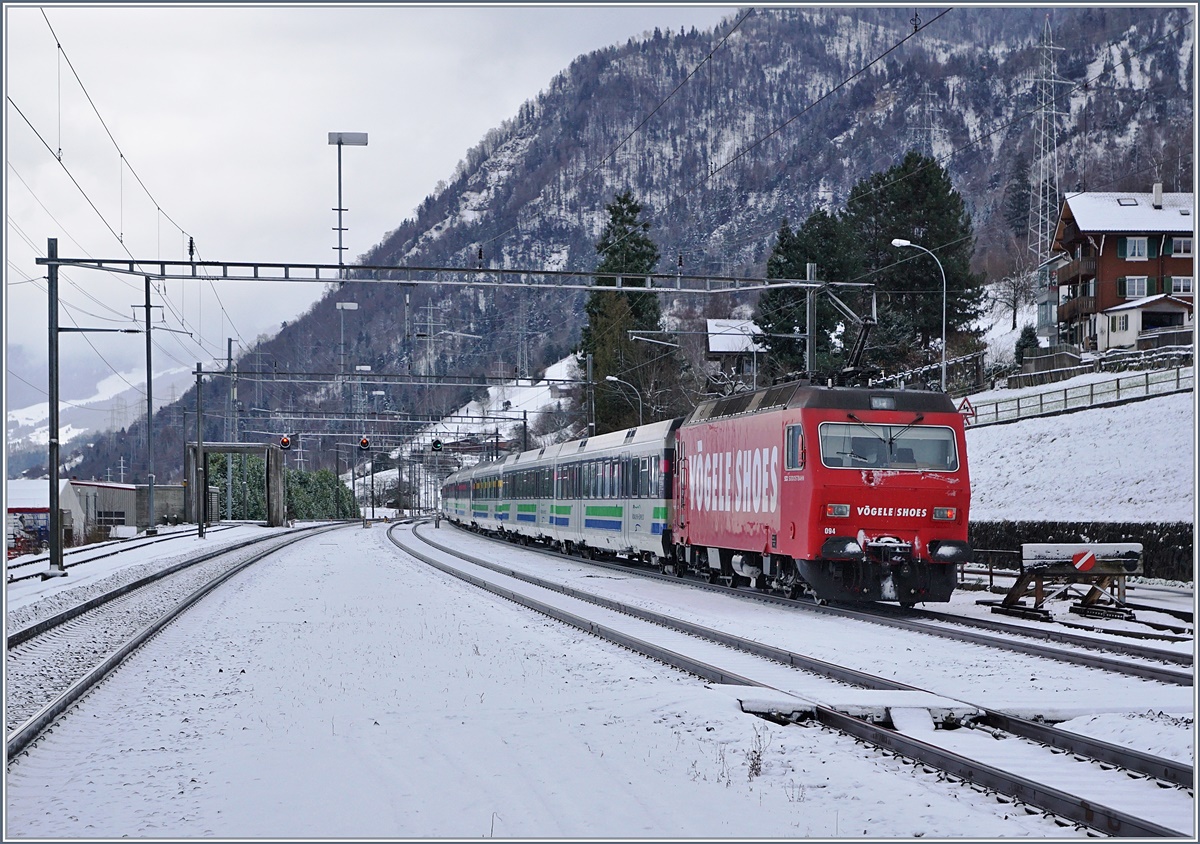 Mit je einer Re 456 an der Spitze und am Schluss fährt ein Vorappenexpress von Luzern nach St.Gallen durch Immensee. In Immensee, wo sich die Strecken nach Rotkreuz und jene nach Luzern trennen, steht der Kilometerstein  NULL  der Gotthardbahn.
05. Januar 2017