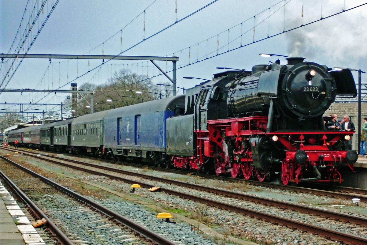 Mit der Kerst-Express nach Bonn ist am 21 Dezember 2019 SSN 23 023 in venlo eingetroffen. In Venlo wirdr sie abgekuppelt und von einer CBB 110 ersetzt.