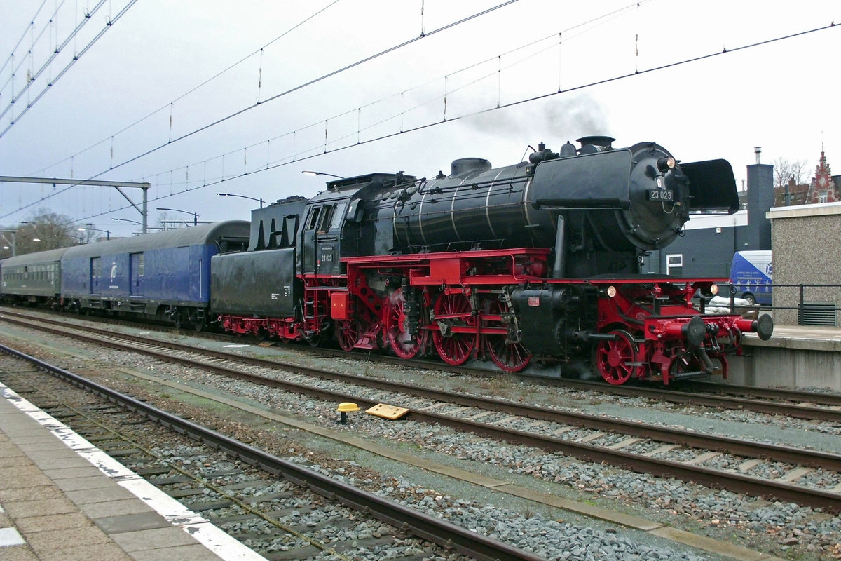 Mit der Kerst-Express nach Bonn ist am 21 Dezember 2019 SSN 23 023 in venlo eingetroffen. In Venlo wird sie abgekuppelt und von einer CBB 110 ersetzt.