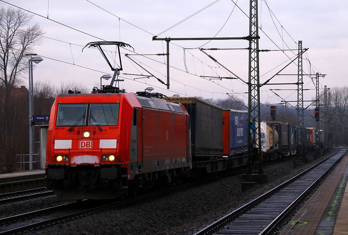 Mit kleinem  Sahneschnäuzchen  ausgestattet kam DBS/RSC 0185 329-7 mit ihren Güterzug durch Schleswig gefahren. 17.01.2014