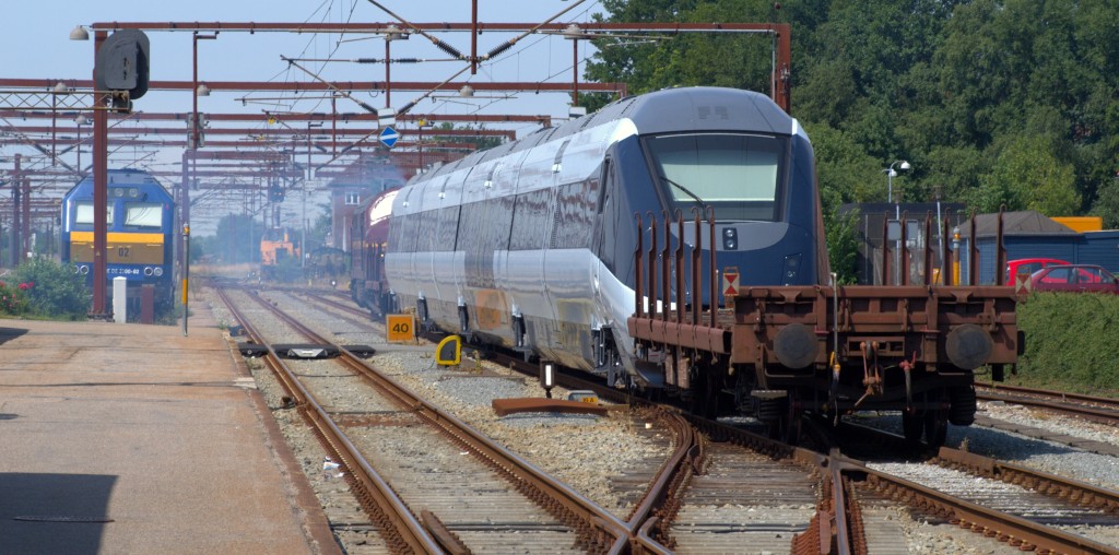 Mit lauten Gegrummel und einer enormen Abgasfahne verließ die Mx 1023 mit dem IC 4 dann Padborg Richtung Endbahnhof Aarhus(IC 4 Werk). Links stand die 251 002/MaK DE 2700-02 die für Norwegen bestimmt war. Padborg 12.07.2010