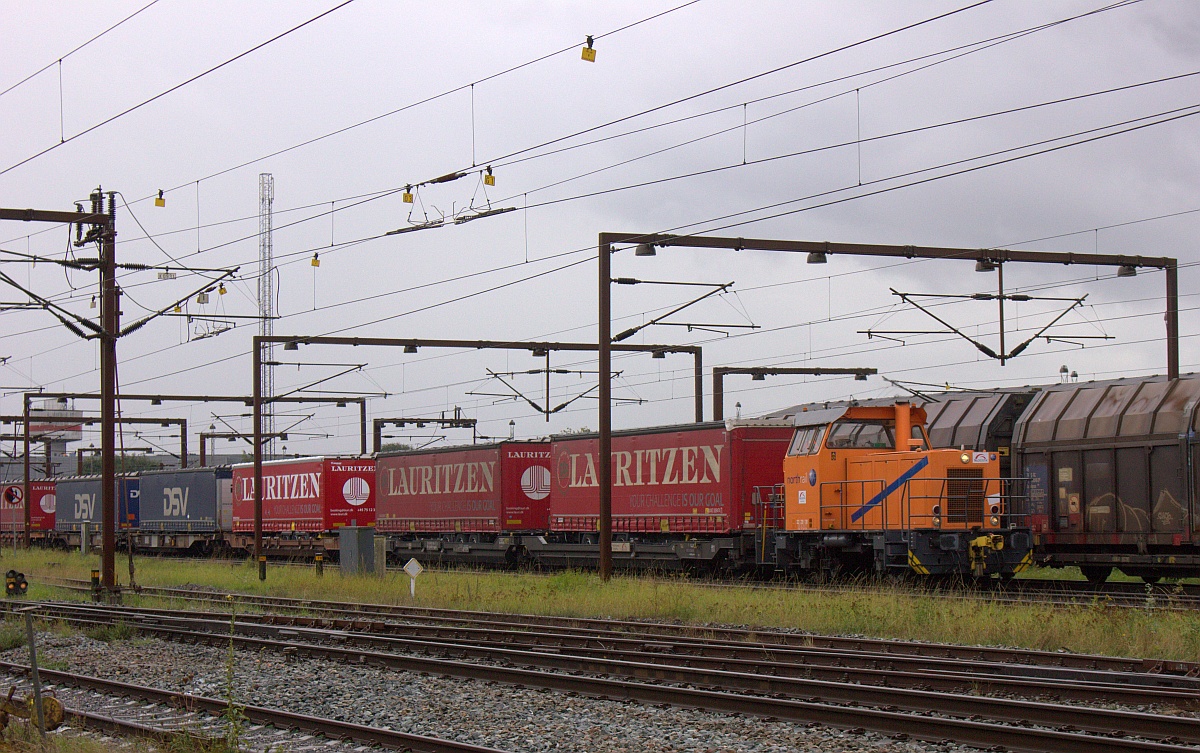 Mit mächtig Getöse zieht hier die Northrail/TXL 322 220 130(ex DSB MK 611) einen Lauritzen KLV Richtung TXL Terminal. Padborg/DK 12.09.2020