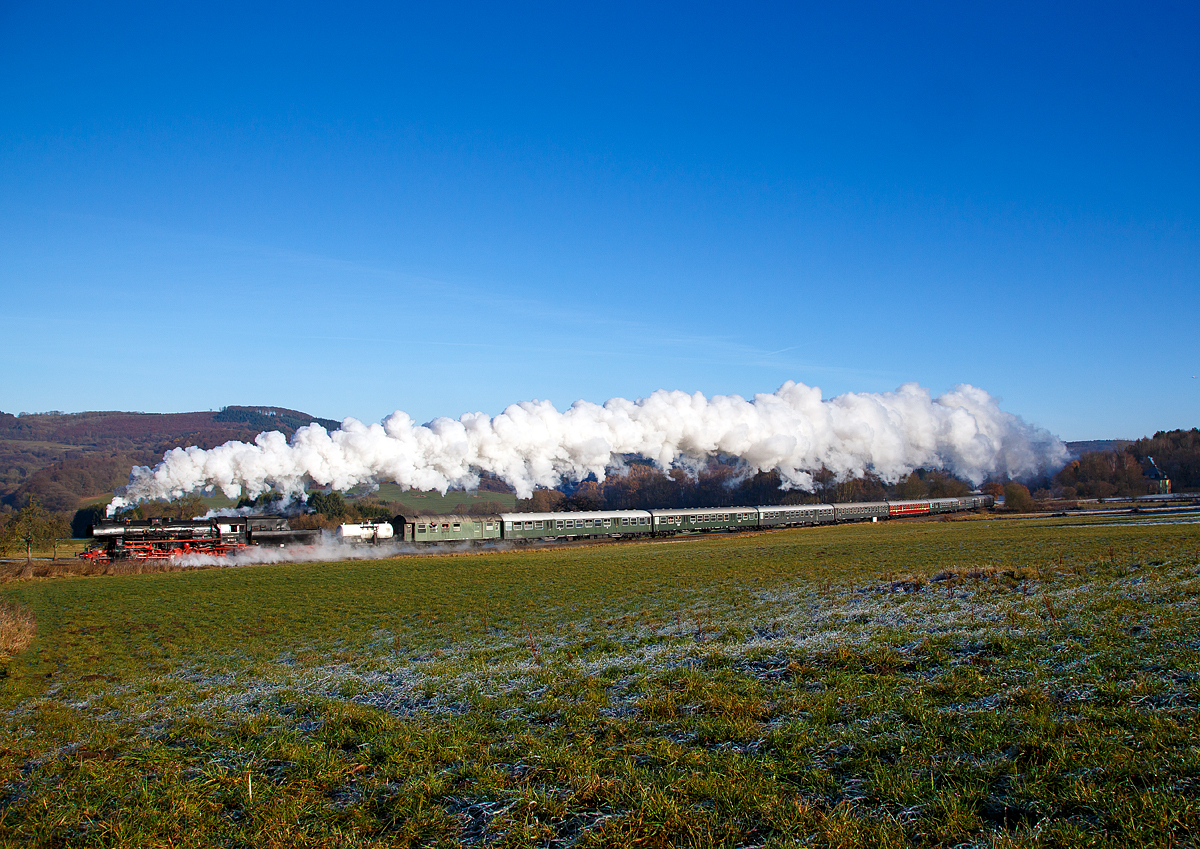 
Mit mchtig langer Rauchfahne ber den Westerwald....
Die 52 1360-8 bzw. 52 360  (90 80 0052 360-9 D-HEV) vom Verein zur Frderung des Eisenbahnmuseums Vienenburg e.V.  mit dem Dampfsonderzug der Eisenbahnfreunde Treysa e.V., am 03.12.2016 auf der Glhweinfahrt von Limburg nach Westerburg  ber die Oberwesterwaldbahn (KBS 461), hier bei Berzhahn.

Die Lok wurde 1943 von August Borsig Lokomotiv-Werke in Berlin unter der Fabriknummer 15457 gebaut. Sie ist noch eine der letzten drei Altbau 52er mit Generalreparierten Kessel der DR.