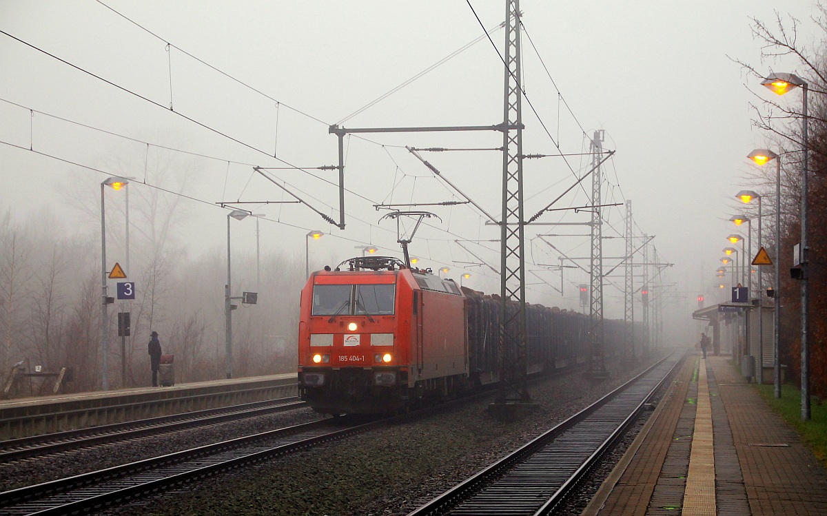 Mit mächtig viel Brennholz im Rücken rollt hier die TXL/GC 185 404-1 in den Bahnhof von Schleswig, wenig später wurde sie vom ICE nach Berlin überholt. Schleswig 14.10.2013