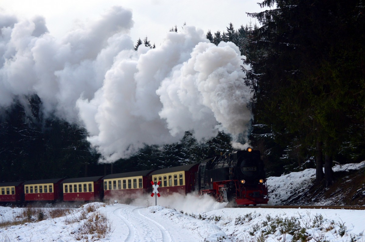 Mit meiner neuen Kamera der Nikon D 3200 ging es am 6.1.2015 in den Harz.Mit einer mächtigen Rauchwolke donnert 99 7245-6 mit P 8904 die Steigung hinter Sorge hoch.