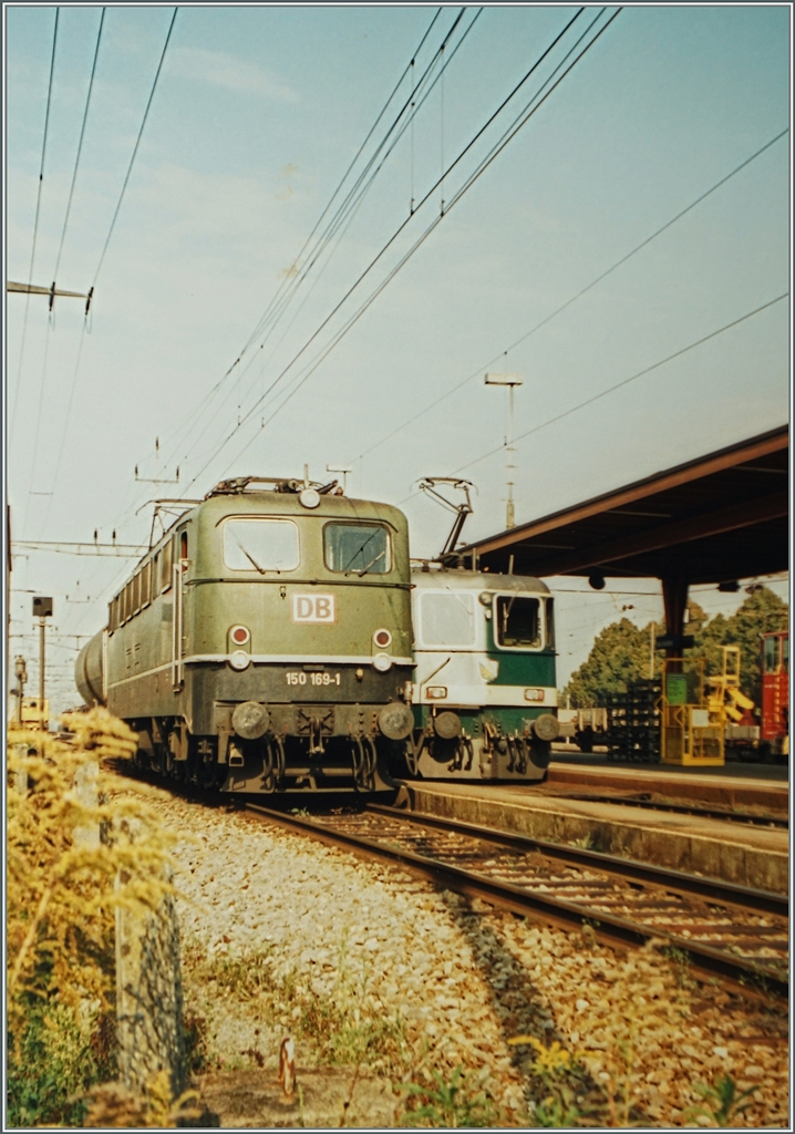 Mit Mineralölzügen gelangten Kornwestheimer DB E 150 bis nach Weinfelden.
Dieses (fotogarfierte Kleinbild)-Foto zeigt die DB 150 169-1 am 26. Sept. 1996 in Weinfelden.
