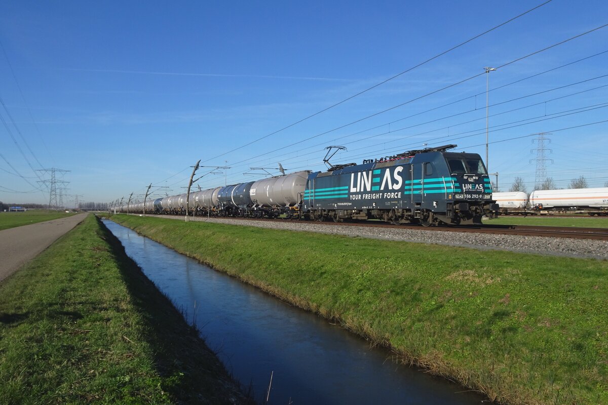 Mit nagelneue Kesselwagen passiert am 8 Februar 2023 Lineas 186 292 Valburg.