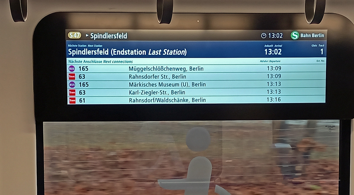 Mit den neuen S-Bahn-Zgen der Baureihen 483 und 484 gibt es bei der Berliner S-Bahn erstmals ein modernes Fahrgastinformationssystem mit Umsteigeinformationen in Echtzeit. Darber hinaus zeigen diese groflchigen Bildschirme whrend der Fahrt die folgenden Stationen an.