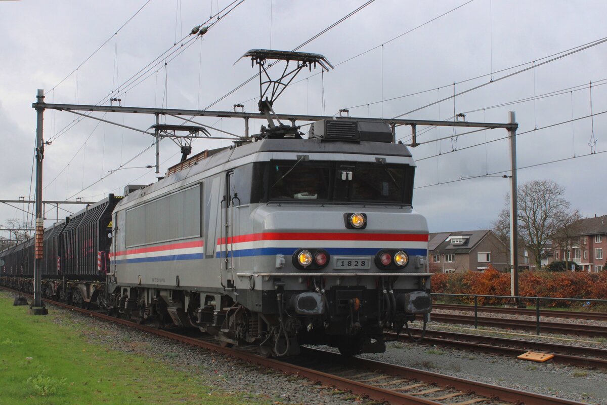 Mit Niederlande-Bauchbende steht am 29 November 2023 RFO 1828 in Oss und wird vom offenbarer Platz auf den Chip gerettet.