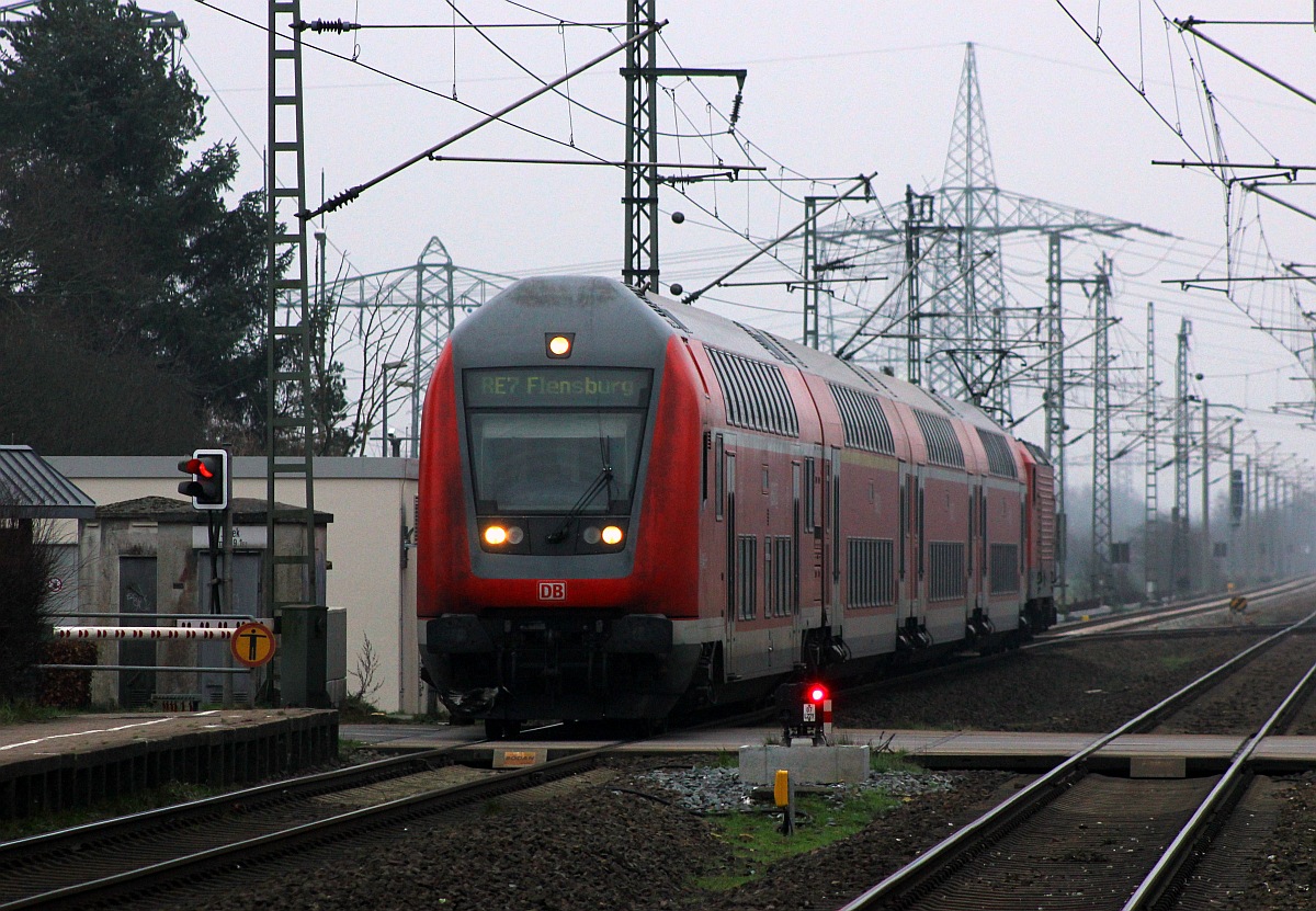 Mit ordentlichem Tempo rauscht hier der RE7 von Hamburg nach Flensburg mit der Schublok 112 149-0 durch Jübek Richtung Flensburg. Jübek 19.12.2015