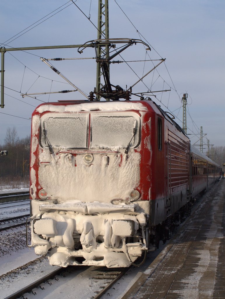 Mit Puderzucker berzogen steht 112 180-5 mit dem SHE damals noch nach Padborg im Bhf von Schleswig. 03.12.2010 (01200)