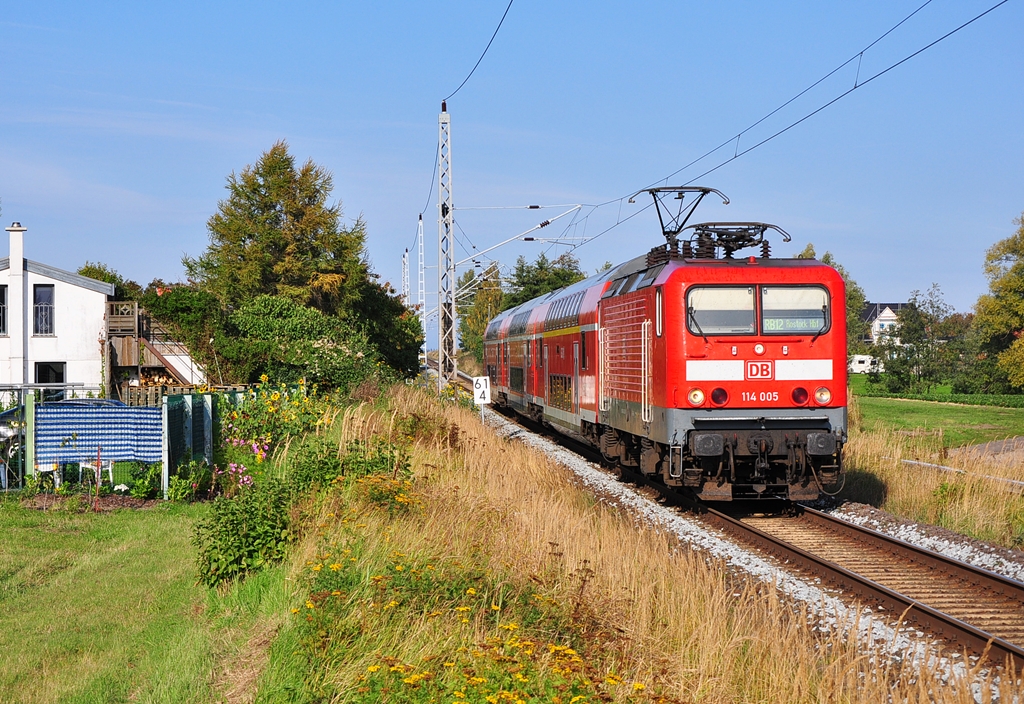 Mit der RB 13264(Ribnitz-Damgarten-Rostock Hbf) hat die 114 005 am 07.10.2013 den Hp Mnchagen fast erreicht.Bis zum Endpunkt Rostock Hbf ist es nicht mehr weit.Nach einer kurzen Pause fhrt der Zug weiter nach Ludwigslust. 