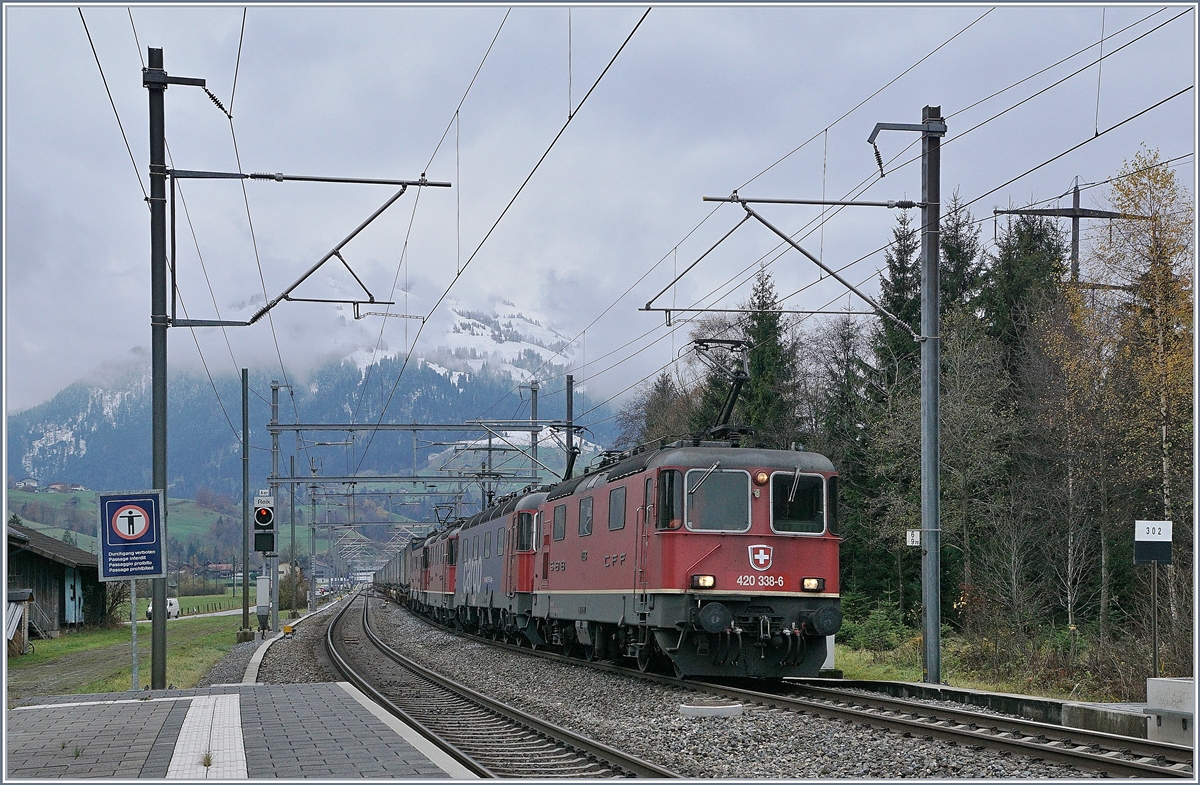 Mit der SBB Re 420 338-6 an der Spitze fährt ein langer, von etlichen PS gezogener Güterzug durch den Bahnhof von Mülenen. 

9. Nov. 2017