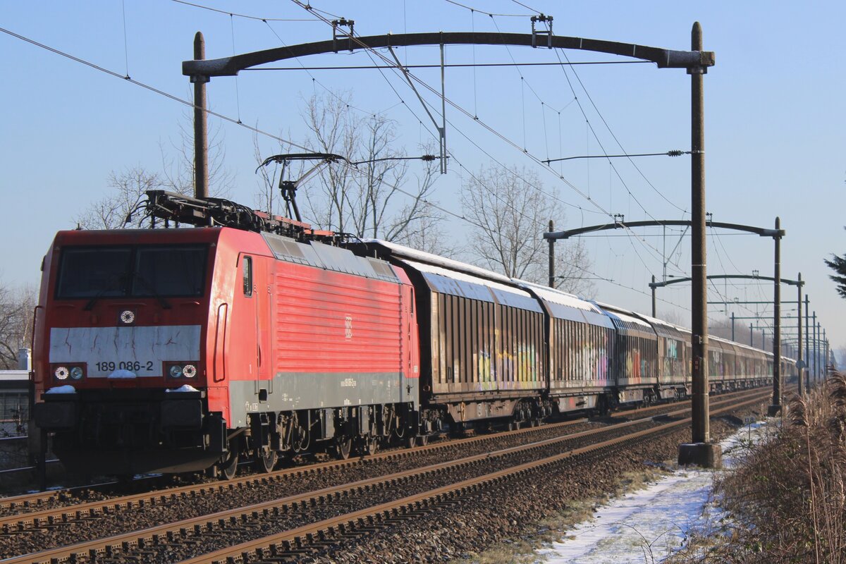 Mit Schiebewandwagen passiert DBC 189 086 am 19 Jänner 2024 Hulten.