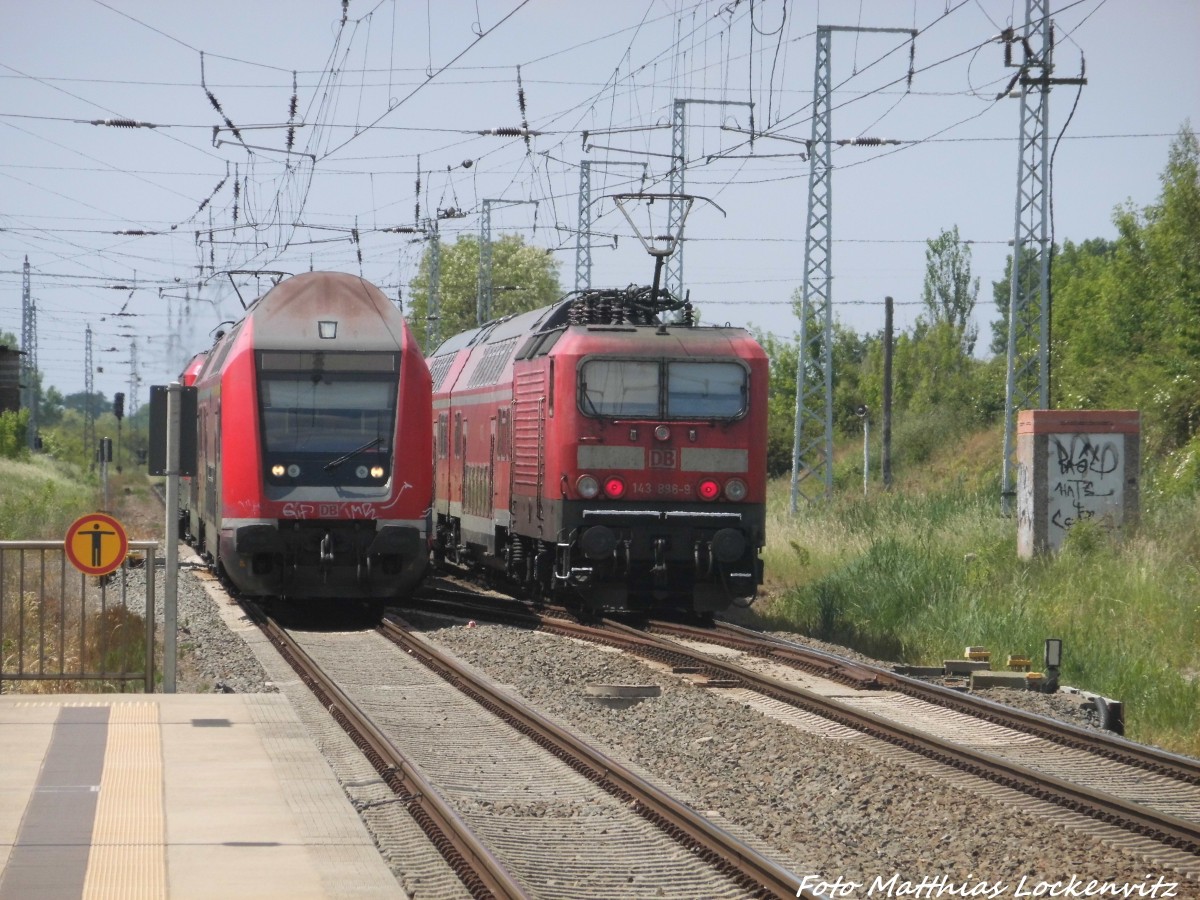 Mit Steruwagen voraus fhrt 143 850 in den Bahnhof Teutschenthal ein, whrend dessen 143 896 den Bahnhof verlsst am 4.6.15