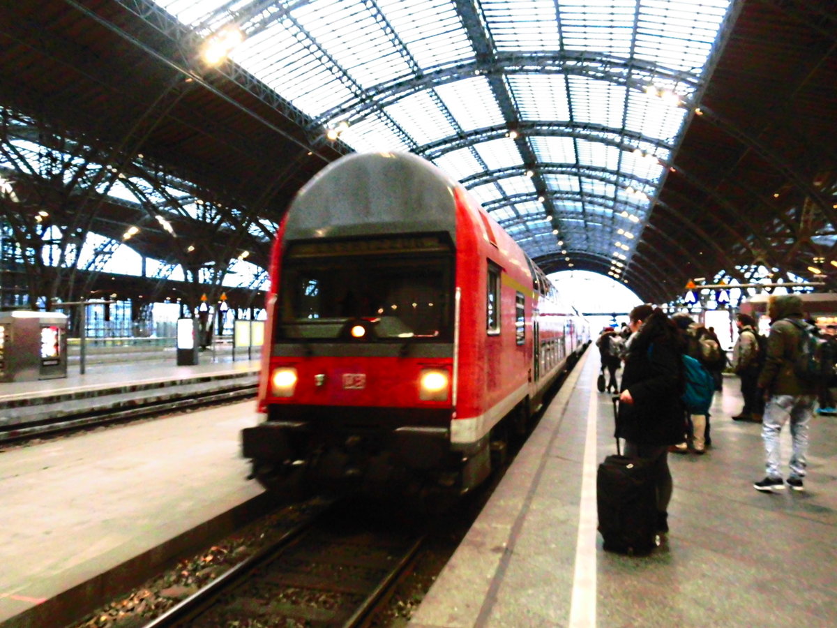 Mit steuerwagen voraus kam 143 193 in den Leipziger Hbf am 16.12.17 ringefahren