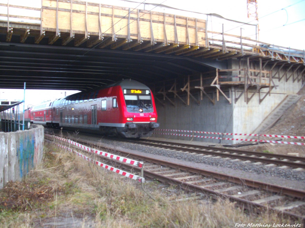 Mit Steuerwagen voraus kam eine BR 143 aus Halle - Nietleben mit ziel Halle - Trotha bei Angersdorf angefahren am 11.12.14