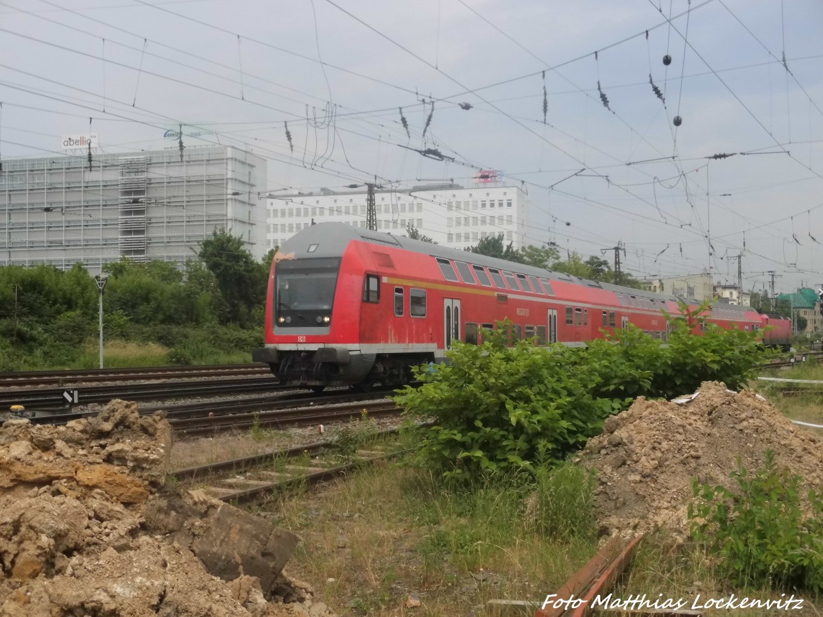 Mit Steuerwagen voraus kommt die 143 095-8 in den Hallenser Hbf eingefahren am 13.6.15