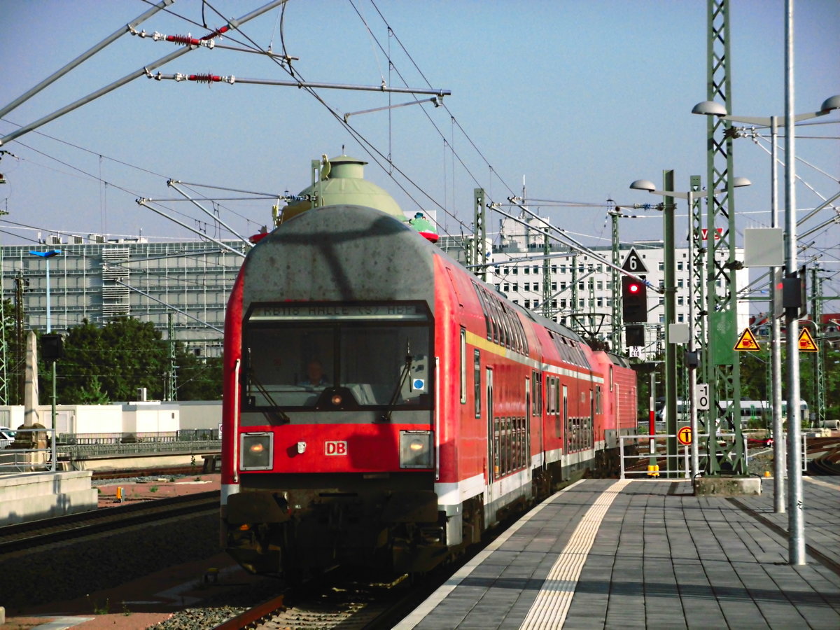 Mit Steuerwagen voraus kommt 143 827 in den Bahnhof Halle/Saale Hbf am 9.8.18 eingefahren