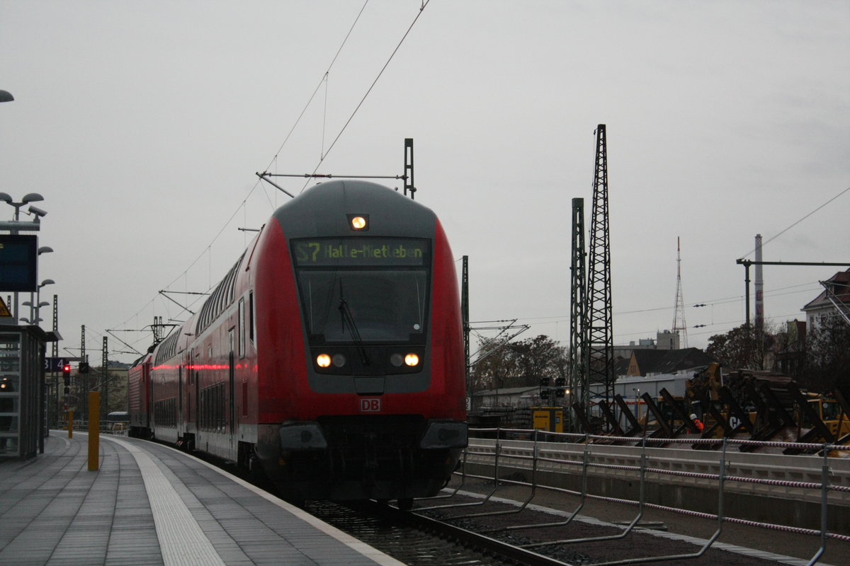 Mit Steuerwagen voraus kommt 143 XXX als S7 aus Richtung Halle-Nietleben in den Endbahnhof Halle/Saale Hbf am 9.1.20 eingefahren