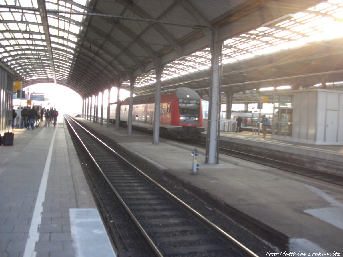 Mit Steuerwagen voraus steht 143 831 mit ziel Nordhausen im Bahnhof Halle (Saale) Hbf am 27.11.14