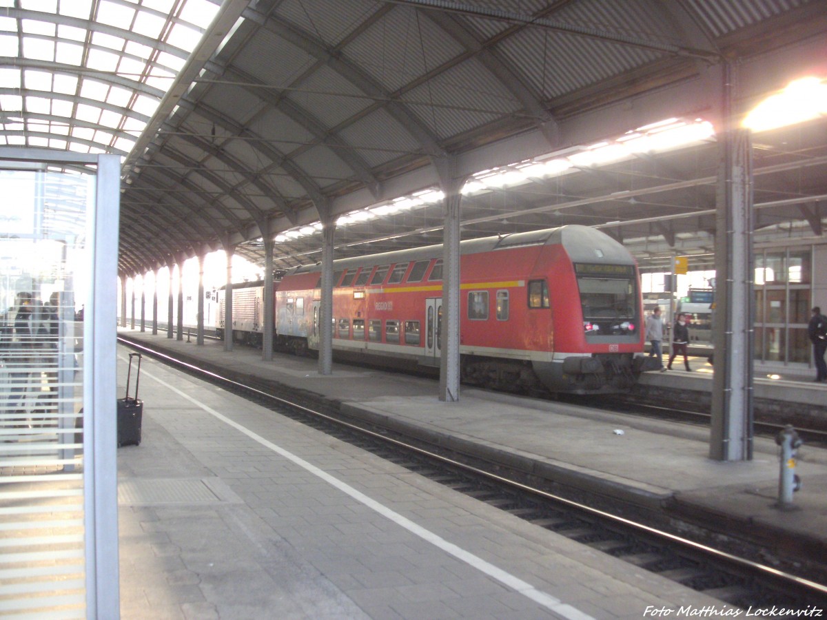 Mit Steuerwagen voraus steht 143 831 mit ziel Nordhausen im Bahnhof Halle (Saale) Hbf am 27.11.14