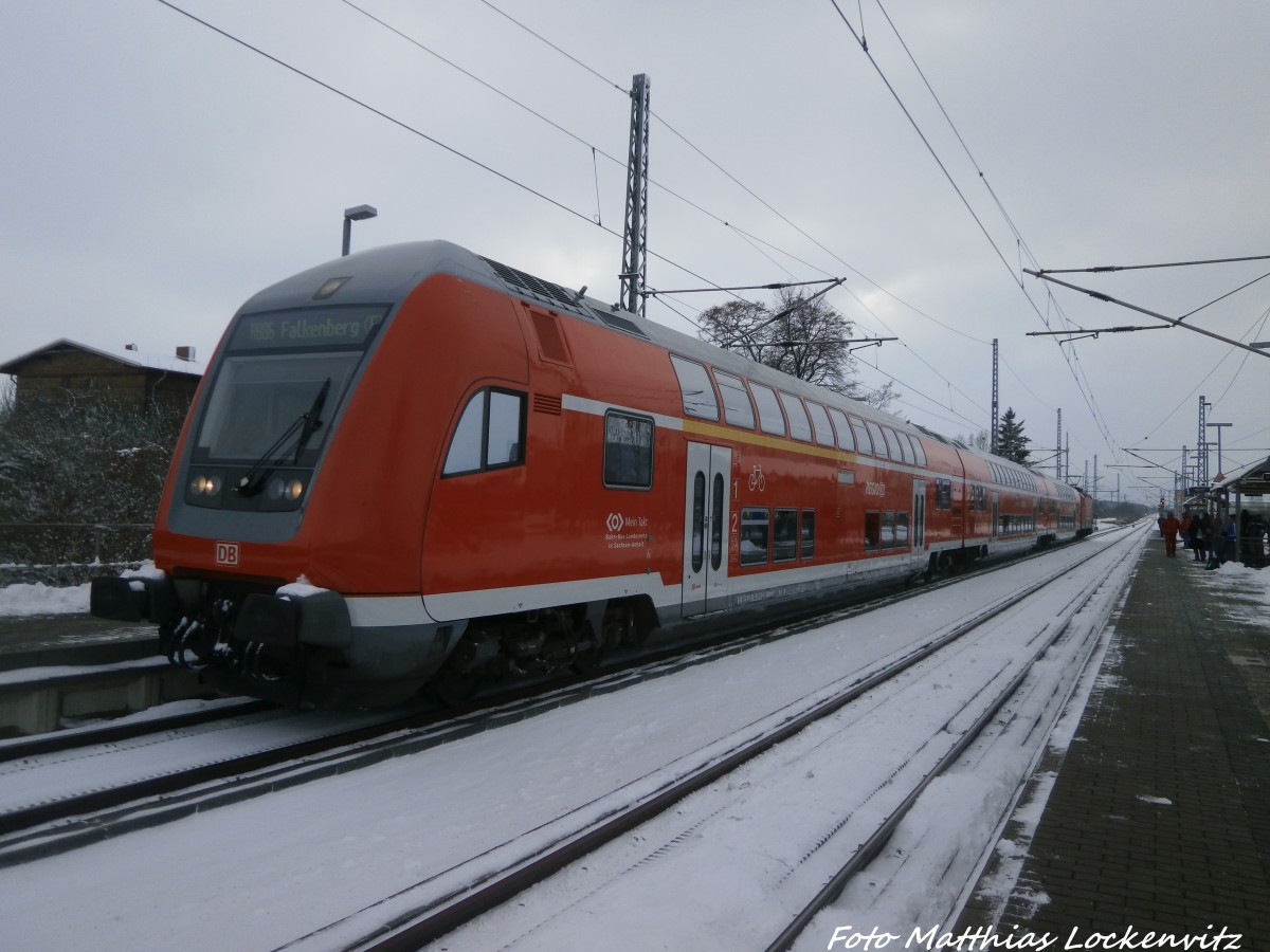 Mit Steuerwagen voraus steht 143 086-7 im Bahnhof Landsberg (b Halle/Saale) am 29.12.14