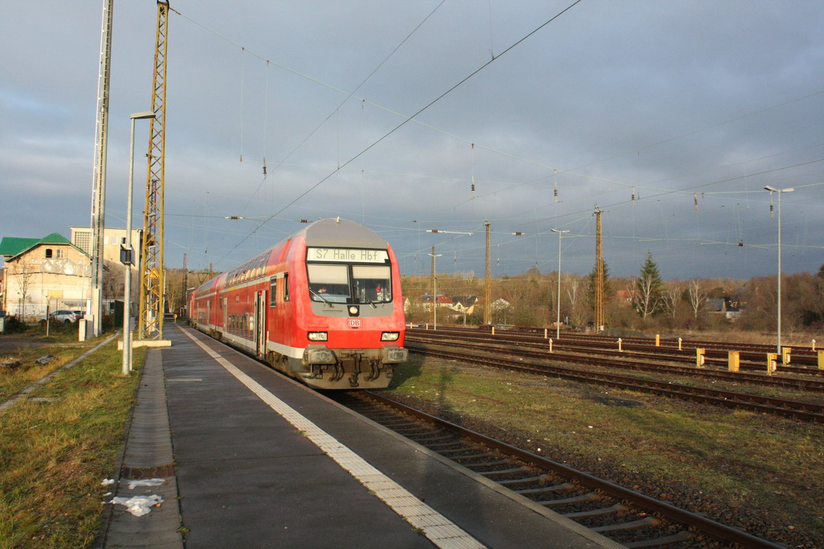 Mit Steuerwagen voraus steht 143 957 im Bahnhof Halle-Nietleben am 13.1.21