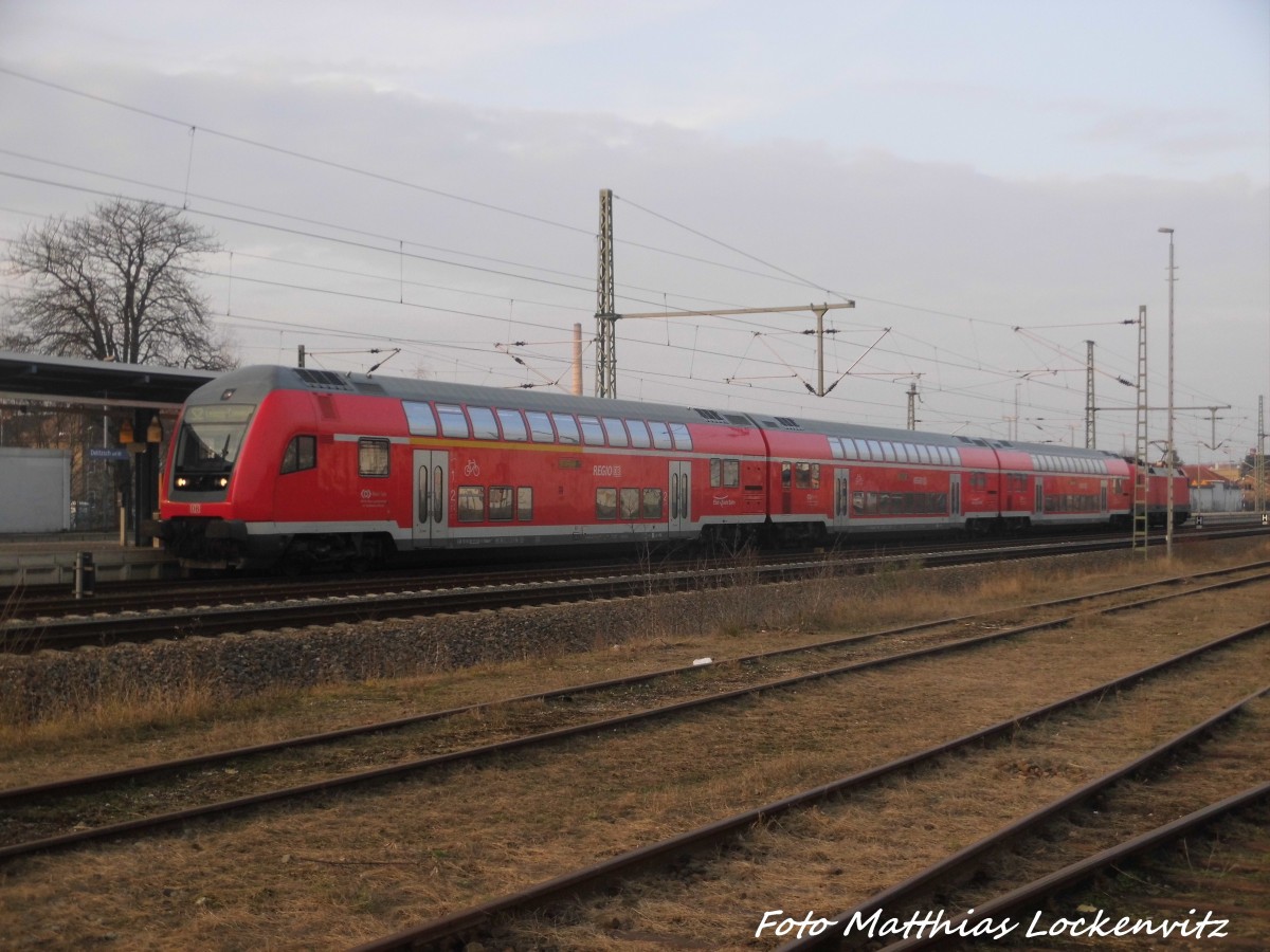 Mit Steuerwagen voraus steht 182 023 im Bahnhof Deitzsch unt Bf am 15.12.15