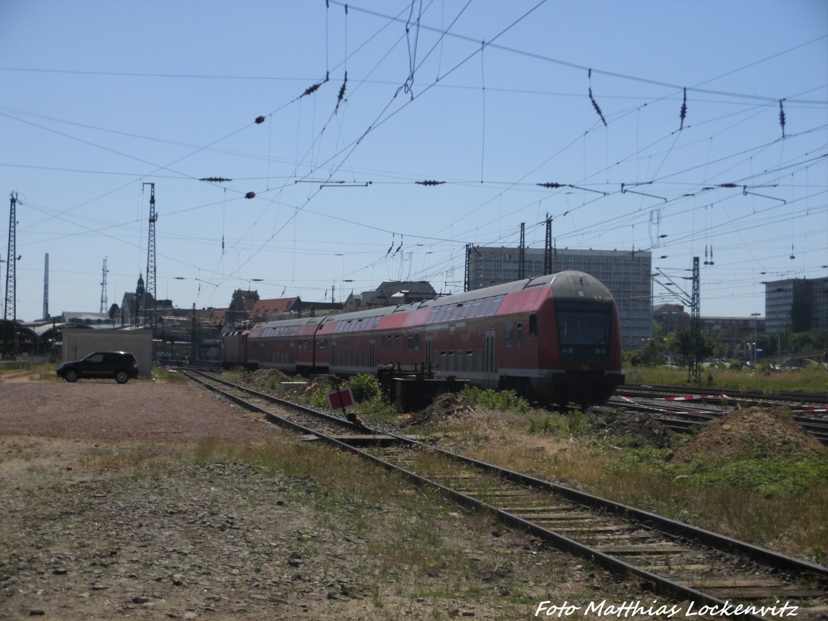 Mit Steuerwagen voraus verlsst 143 959 den Hallenser Hbf am 5.6.15