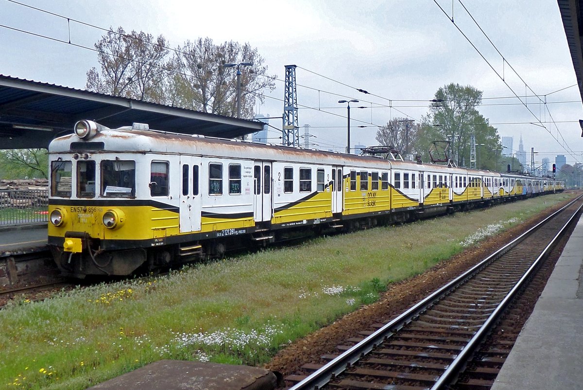 Mit u.A. EN57-856 wurden am 2 Mai 2016 Fussball-Supportern von Lech Poznan nach Warschau geführt. Hier das triebzug in Warszawa Zachodnia am 2.Mai 2016.