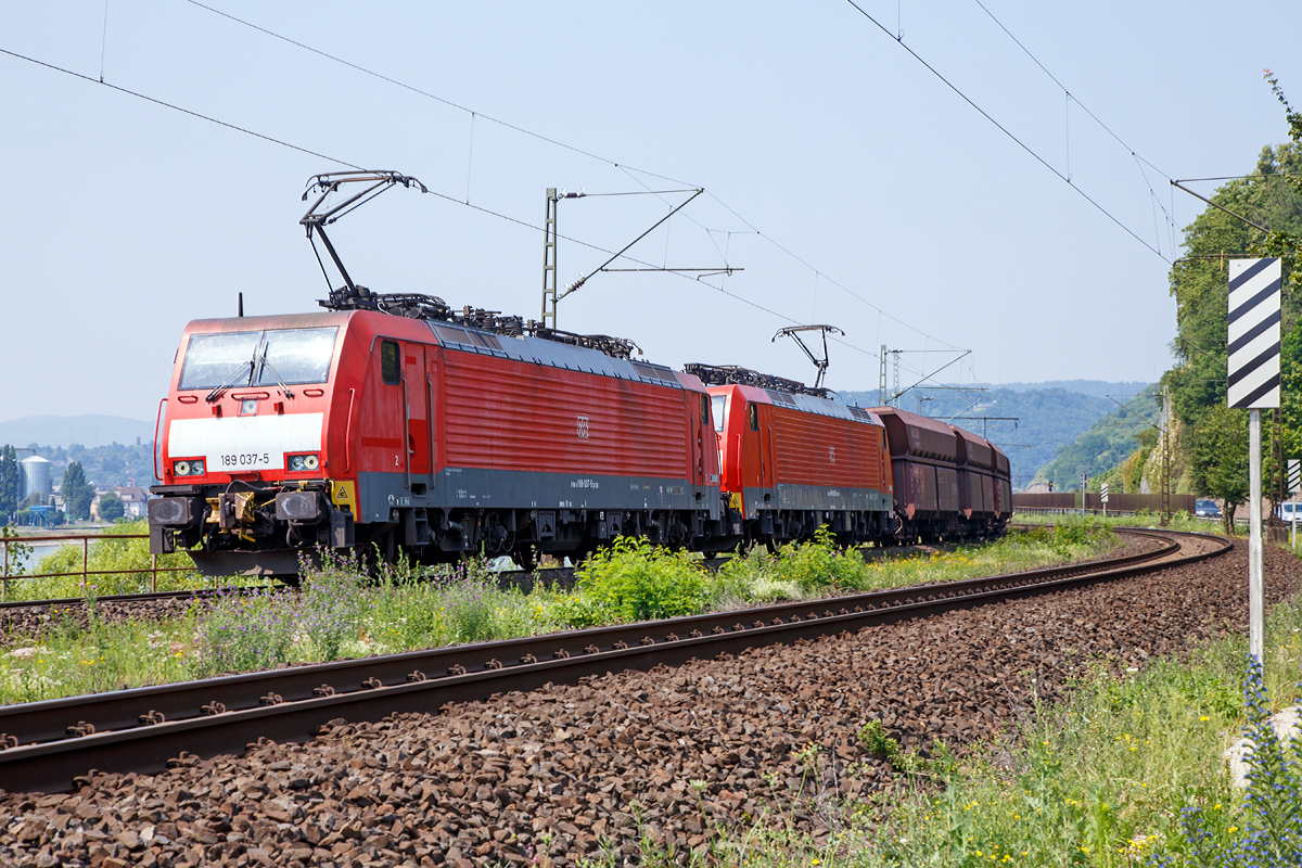 
Mit ber 17.000 PS und bis zu 6.000t durchs Rheintal...
189 037-5 und 189 032-6 der DB Schenker Rail Deutschland AG ziehen in doppeltraktion einem Erzzug (mit Falrrs 153 Wagen) am 03.07.2015 bei Leutesdorf auf der rechten Rheinseite in Richtung Koblenz.  Spter geht es wohl entlang von Mosel und Saar nach Dillingen,

Diese schweren Zge werden mit der Automatischen UIC-Kupplung (AK) gefahren, die Wagen haben keine Seitenpuffer.

Beide Siemens ES 64 F4 haben die Zugsicherungssystem-Komponenten fr Deutschland und Niederlande installiert (Class 189-VJ) und wurden 2004 von Siemens in Mnchen gebaut. Die 189 037-5 (91 80 6189 037-5 D-DB) unter der Fabriknummer 20715, die 189 032-6 (91 80 6189 032-6 D-DB) unter der Fabriknummer 20710. 