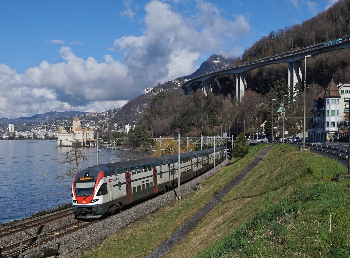 Mit der Verlängerung der RE Genève Vevey in westlicher und östlicher Richtung bis Annemasse und St-Maurice fahren nun auch beim Château de Chillon die sonst bisher nur sporadisch im IR-Verkehr hier zu sehenden KISS RABe 511 seit dem Fahrpanwechsel im Stundentakt vorbei. 

5. Feb. 2020