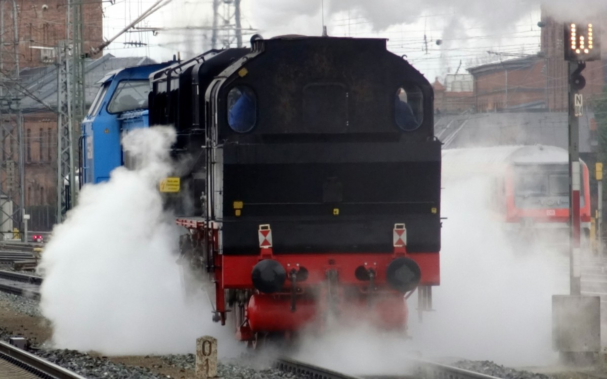 Mit viel Dampf verl�sst das Gespann bestehend aus einer V100-Ost, einem Tender der 01 0509-8 und der 92 994-7 den Bahnhof Bamberg am 21.Januar 2014.
