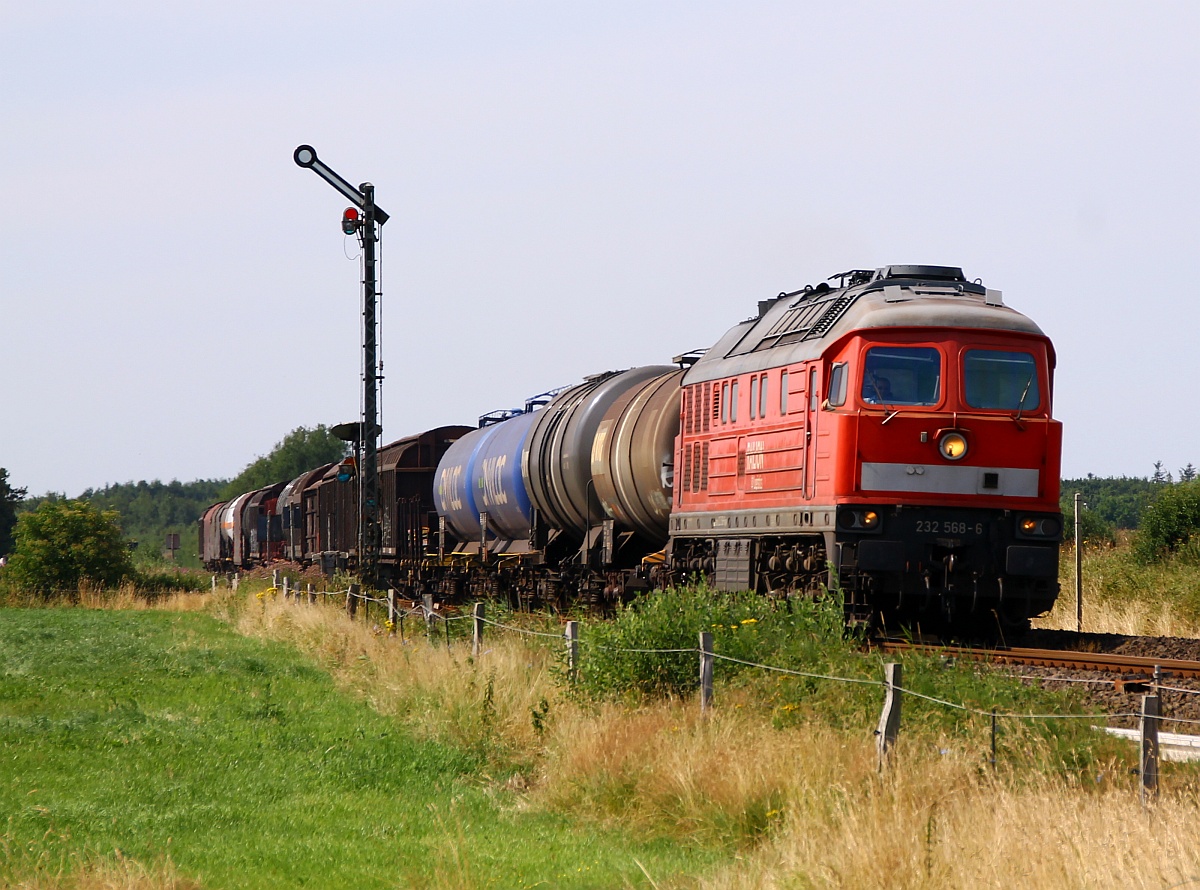 Mit voller Kraft Richtung Maschen: DB 232 568-6 dieselt hier mit ordentlichem Getöse und ihrem Gz an den zahlreichen Fotografen in Risum-Lindholm(Risem-Lonham)vorbei Richtung Hamburg. 22.07.2014