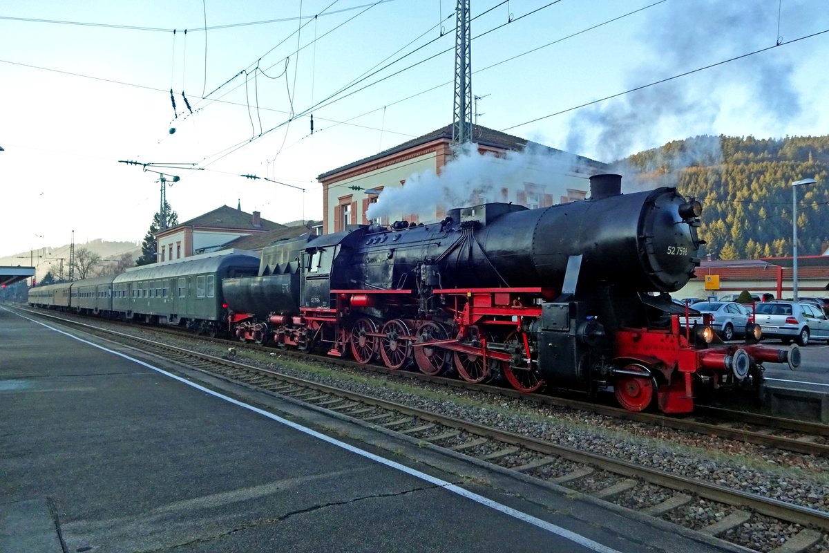 Mit der Weihnachtszauber-Sonderzug steht 52 7596 am 29.Dezember 2019 in Hausach.