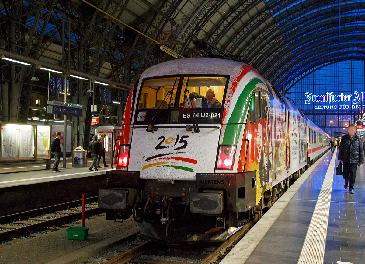 
Mit Werbung für das  Deutsch Ungarisches Freundschaftsjahr 2015 / Német-Magyar barátság éve  steht die an die DB Fernverkehr AG vermietete MRCE Dispolok ES 64 U2-021 / LZB 182 521-5 (91 80 6182 521-5 D-DISPO) mit einem IC am frühen Morgen des 05.10.2015 im Hauptbahnhof Frankfurt am Main.

Die Lok wurde 2002 von  Siemens in München unter der Fabriknummer 20771 für die Siemens Dispolok GmbH gebaut. Lange fuhr sie (als Mietlok) für die WLC - Wiener Lokalbahnen Cargo GmbH, seit Juli 2015 ist sie nun an die DB Fernverkehr AG vermietet.