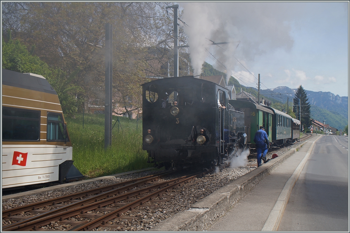 Mit einer Woche Verspätung infolge Erdrutsch, startet die Saison der Blonay -Chamby Bahn nun am Wochenende 9./10 Mai. 
Hier dampft und raucht die B.F.D HG 3/4 N° 3, dass es eine Freude ist.
10. Mai 2015