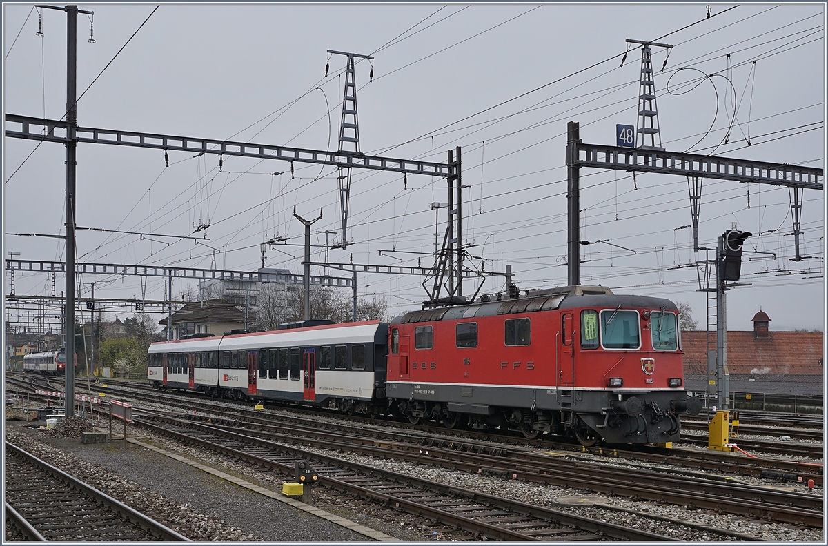 Mit zwei  Domino  Zwischenwagen steht die SBB Re 4/4 11116 im Bahnhof von Biel/Bienne.

5. April 2019
