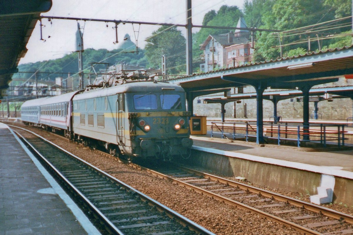 Mit zwei Schlafwagen durchfahrt 2323 am 13 Juli 1999 Lüttich-Guillemins. 